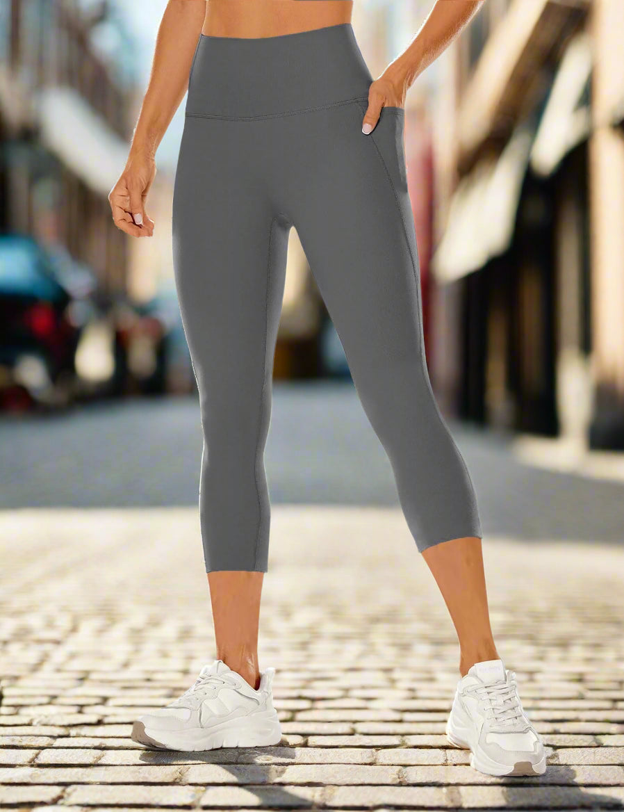 High-waisted cropped yoga pants with pockets