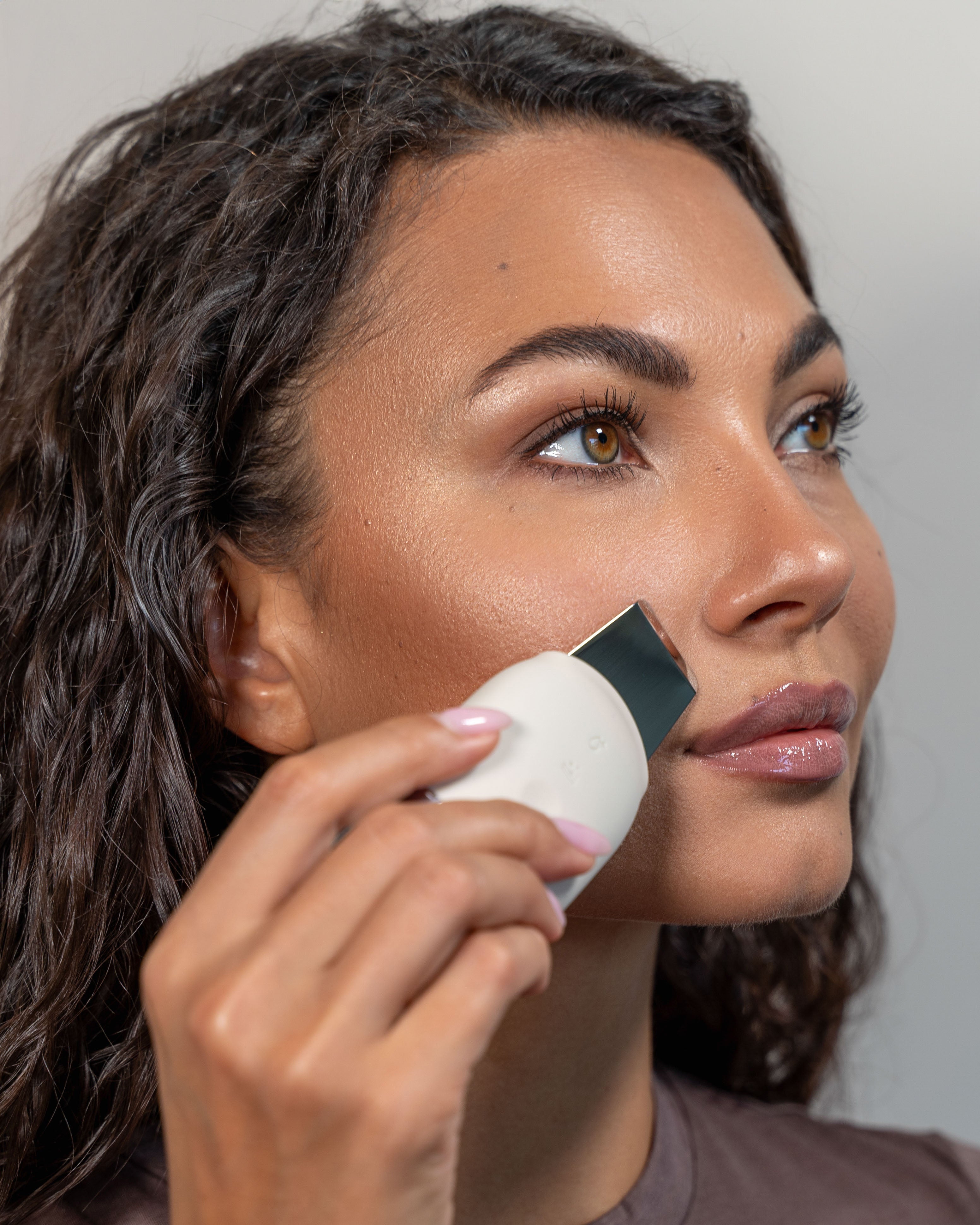 Blyss Iris â€?Ultrasonic Facial Scrubber & Skin Spatula