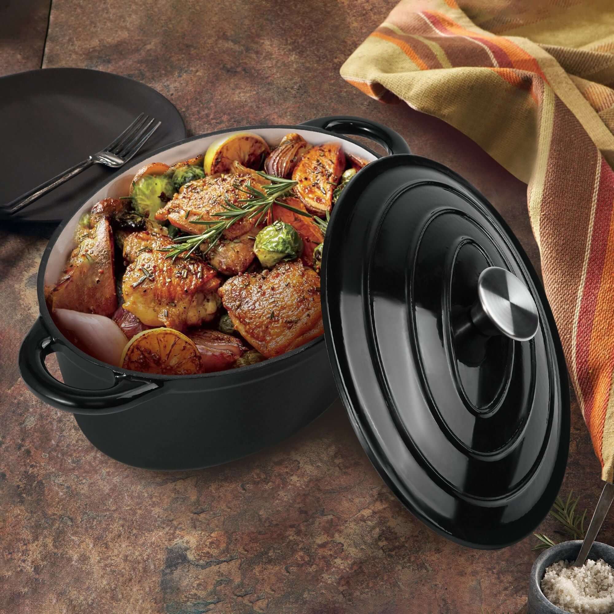 Cast iron soup POTS are suitable for various tools, such as ceramic, gas, induction cookers or barbecue grills. It can be used for cooking, baking and refrigeration.